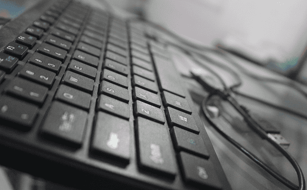 鍵帽損壞或卡鍵