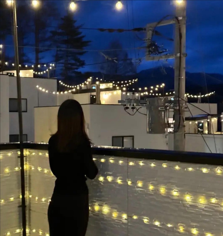 今兒個(gè)我和倆鄰居一起去買了vivo手機(jī)，一下買了三臺(tái)